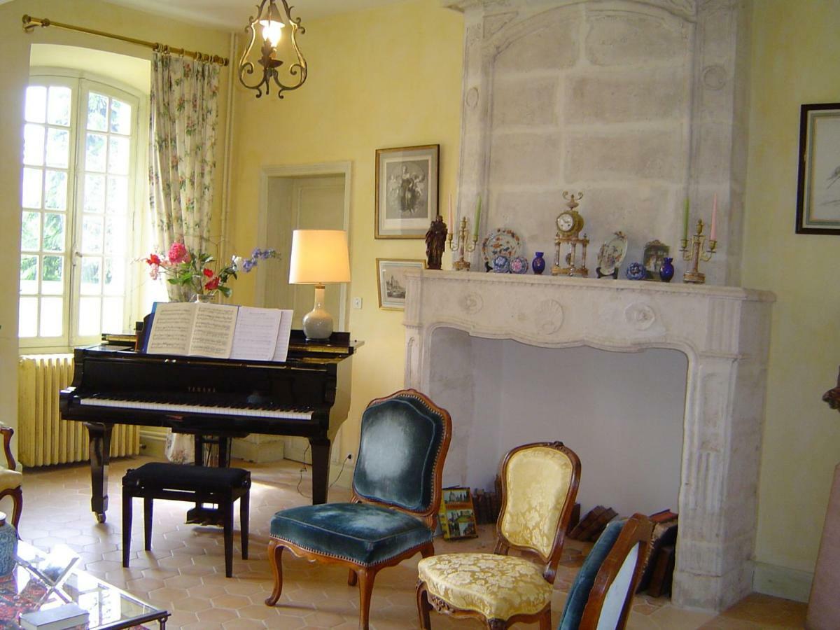 Chateau La Gentilhommiere Du Puits Notre-Dame 30 Rue De L'Eglise 24110 Saint Leon Sur L'Isle Exterior photo