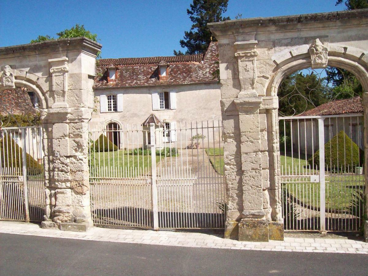 Chateau La Gentilhommiere Du Puits Notre-Dame 30 Rue De L'Eglise 24110 Saint Leon Sur L'Isle Exterior photo